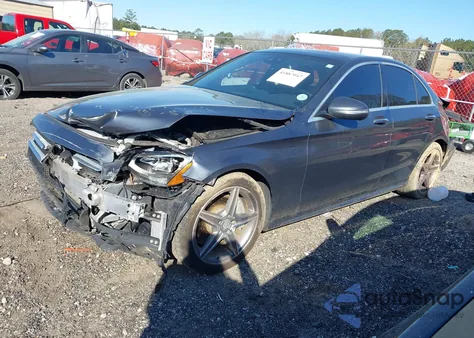 2016 Mercedes-Benz C 300 Luxury/Sport z USA, uszkodzony, nr VIN 55SWF4JB8GU160119